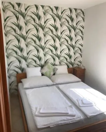 Sargahaz * Villany